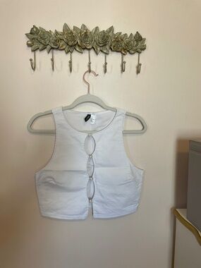 H&M White Sleeveless Crop Tank with Front Ring Details
